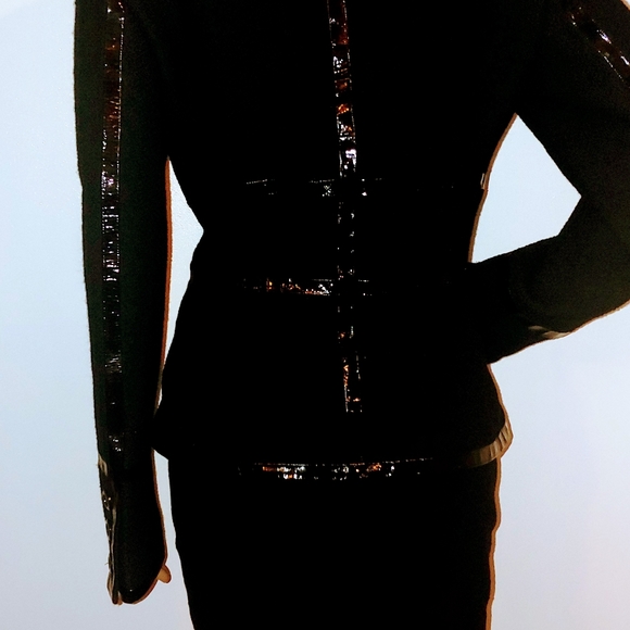 STUNNING ESCADA 8 BLACK BOUCLE LAMBSKIN PATENT LEATHER SIGN BUTTONS SKIRT SUIT - Picture 4 of 16